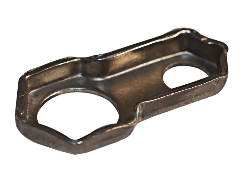 Фиксатор переходника трубопроводов впрыска топлива в топливной системе