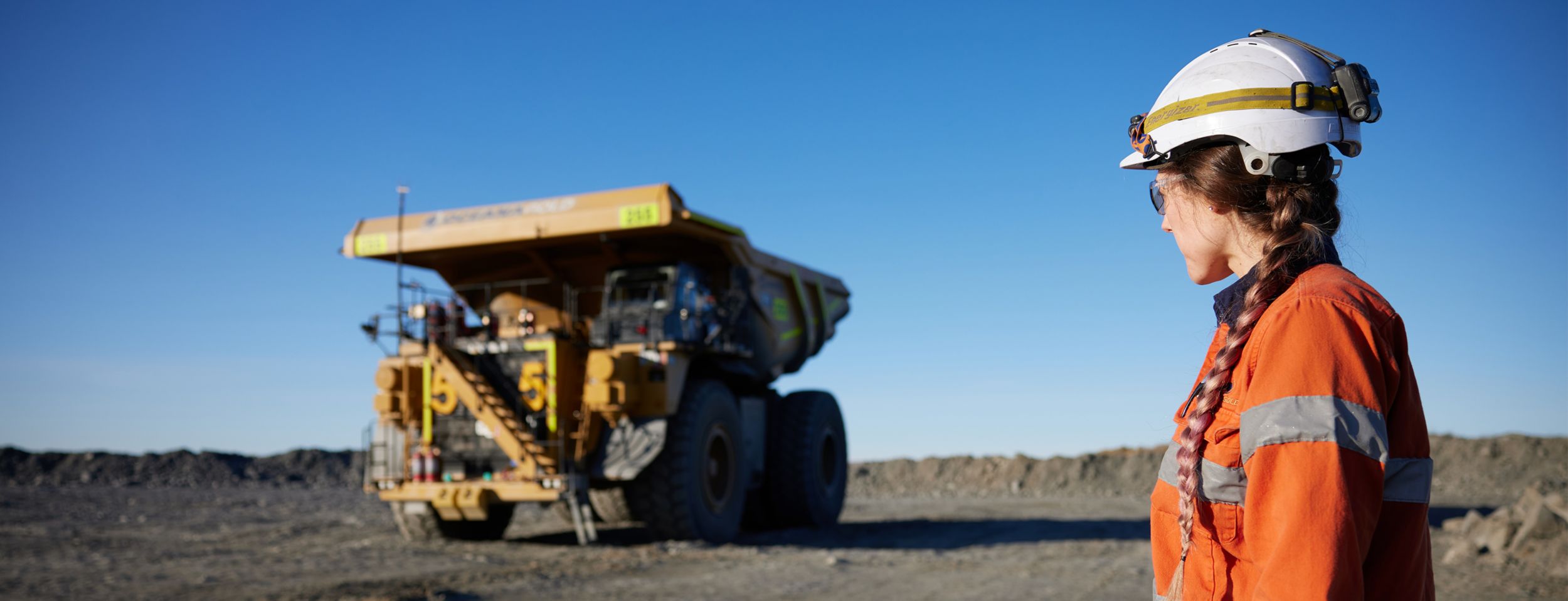 Operator looking at Cat 789C Mining Truck on job site
