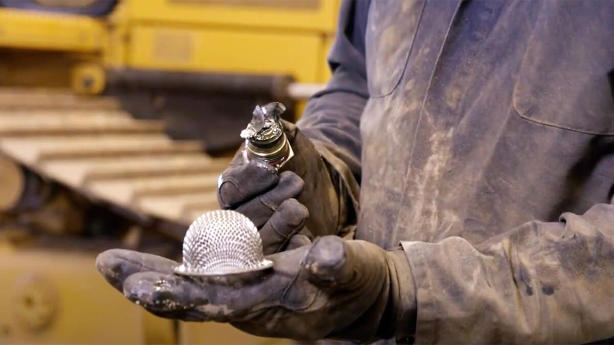 Checking the generator scavenge screen and magnetic generator plug during planned maintenance 